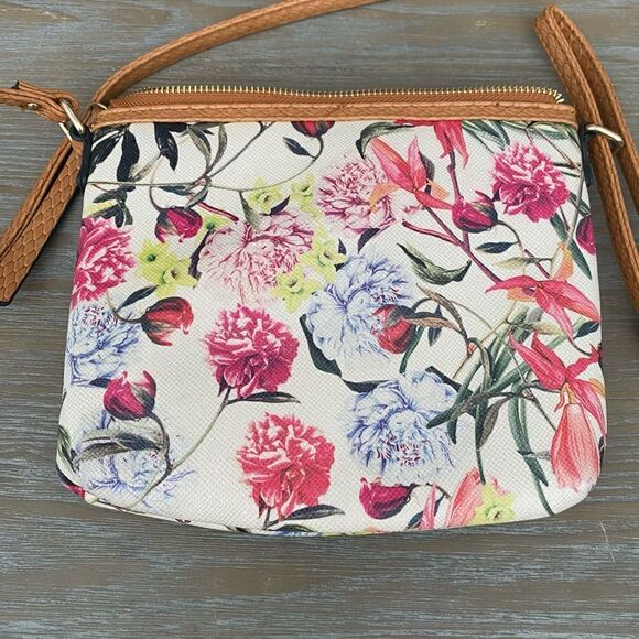 Aldo Floral Crossbody Bag Buckle Detail - Picture 5 of 9